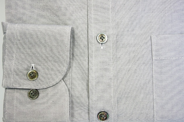 ピンポイントオックスフォード織グレー地スーピマコットン襟の小さいボタンダウン　黒蝶貝ボタンc193db