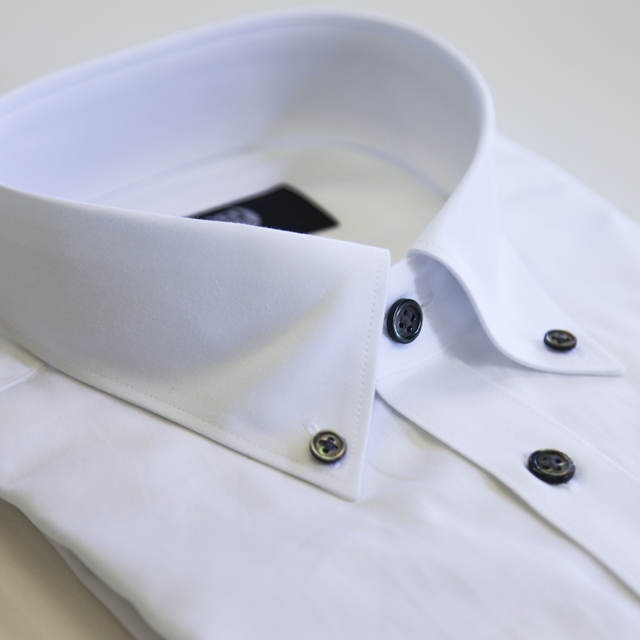 ピンポイントオックスフォード織白地スーピマコットン襟の小さいボタンダウン　黒蝶貝ボタンe138bd