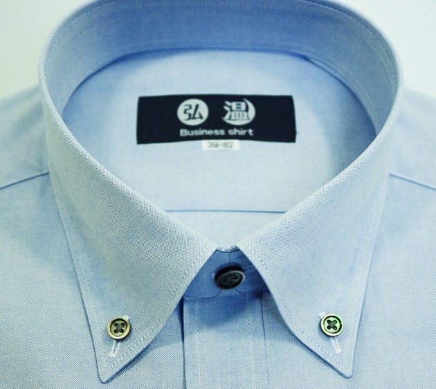 ピンポイントオックスフォード織ブルー地スーピマコットン襟の小さいボタンダウン　黒蝶貝ボタン　c192db